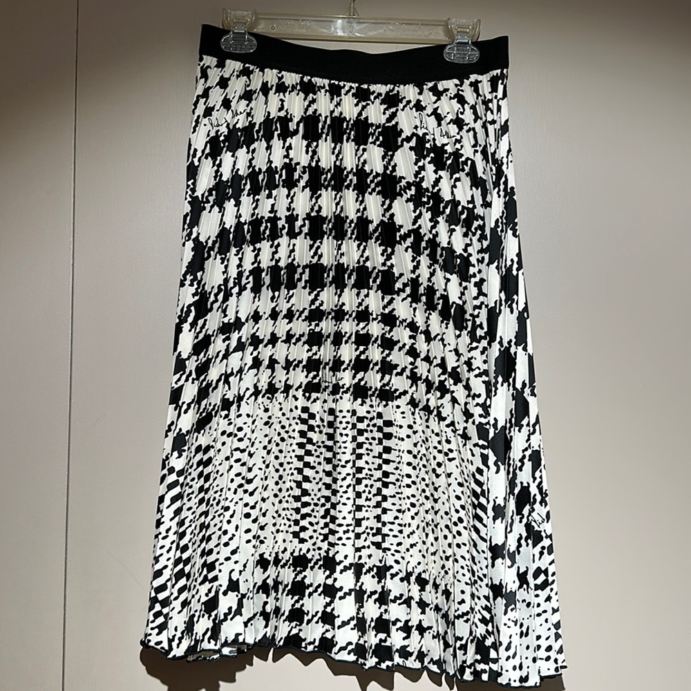 H&M Houndstooth Pleated Skirt